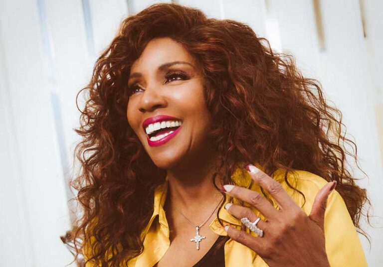 Gloria Gaynor, a poderosa voz de “I Will Survive”, retorna ao Brasil após 12 anos com um show emocionante no Espaço Unimed