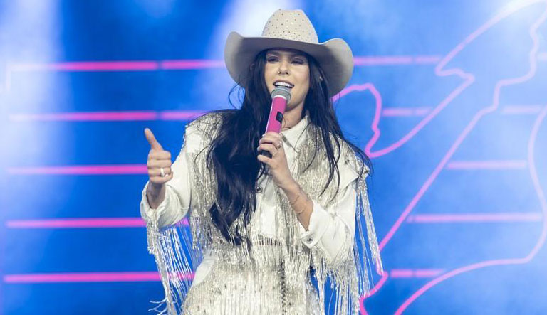 Ana Castela leva multidão ao palco principal e mistura sucessos com clássicos sertanejos