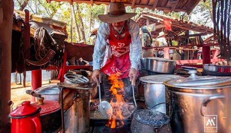 Domingo em Barretos começa com Queima do Alho, rodeio e programação sertaneja